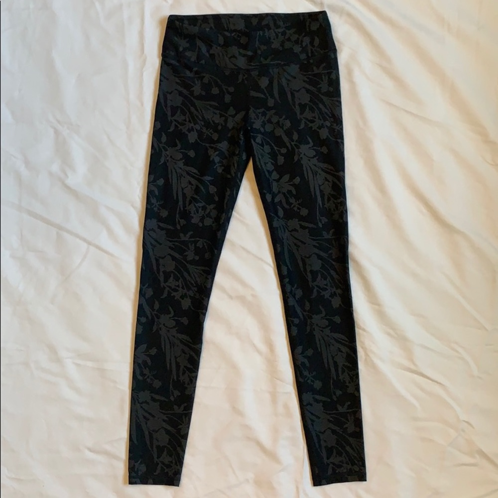 Black and Gray Patterned Exercise Leggings